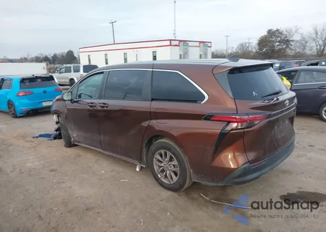 2021 Toyota Sienna Le z USA, uszkodzony, nr VIN 5TDKRKEC4MS020364